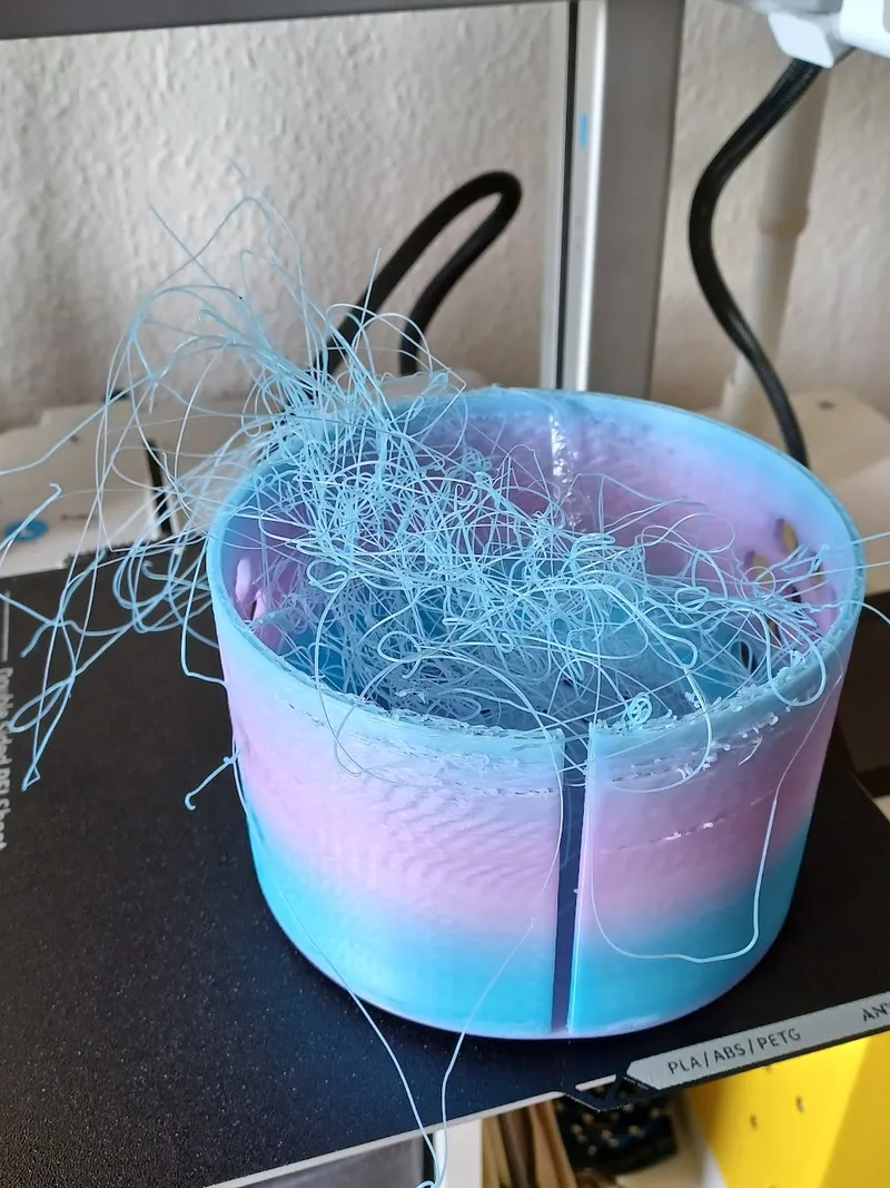 Fehlgeschlagener 3D-Druck einer Aufbewahrungsdose mit losem Filament im Inneren