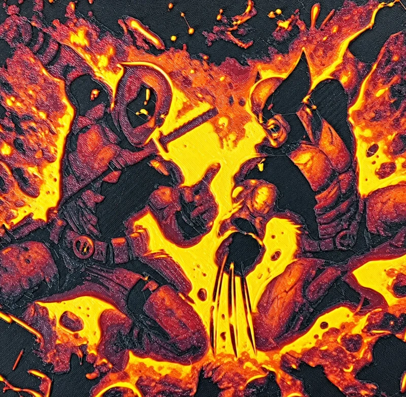 Nahaufnahme des HueForge-Drucks mit Deadpool und Wolverine in Rot, Gelb und Schwarz mit sichtbarer Schichtstruktur